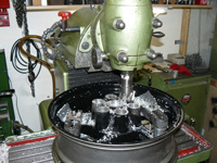 Umarbeiten einer Ducati-Felge.