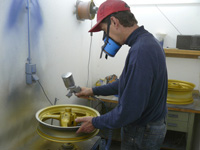 Umlackieren einer Motorradfelge.